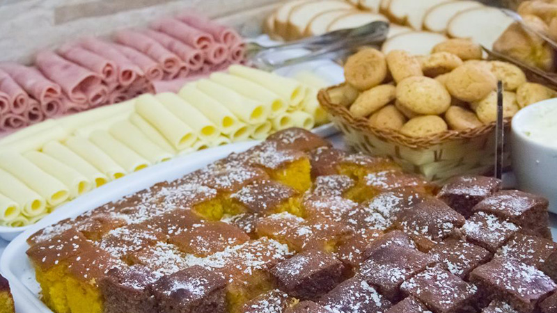 Café da manhã com bolos e doces Café da manhã com bolos e doces