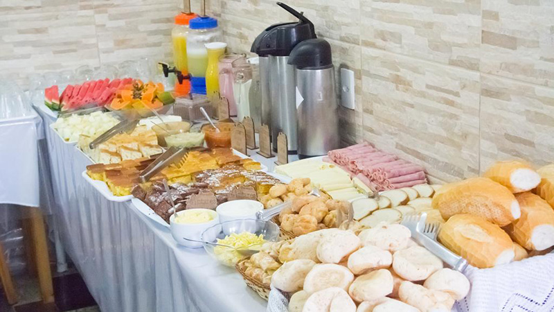Café da manhã com sucos e frutas Café da manhã com sucos e frutas